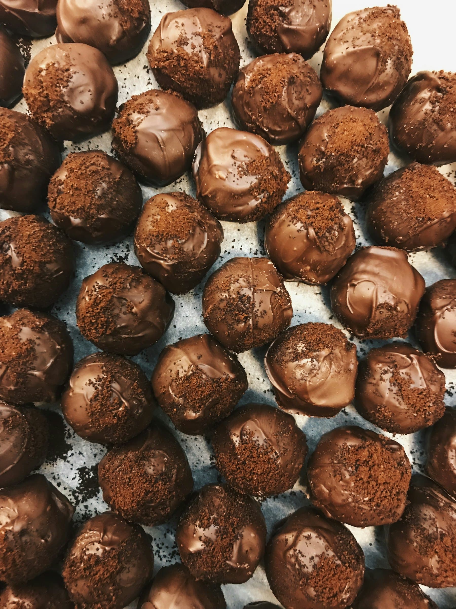 Cokelat yang baru dilapis, ditata rapat
